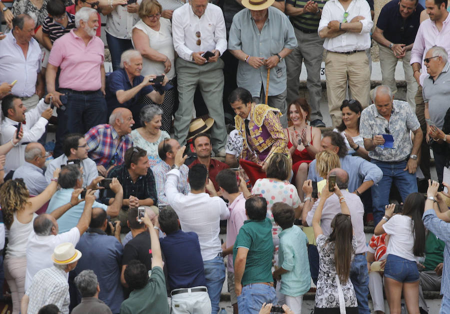 Juan Mora en el tendido para brindar su toro a Antonio Ferrera