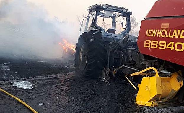 Imágenes del vehículo tras sofocar las llamas y pasto ardiendo