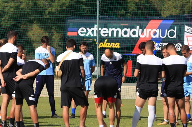 La plantilla del Extremadura durante el entrenamiento en Cádiz. :: Antonio Vázquez