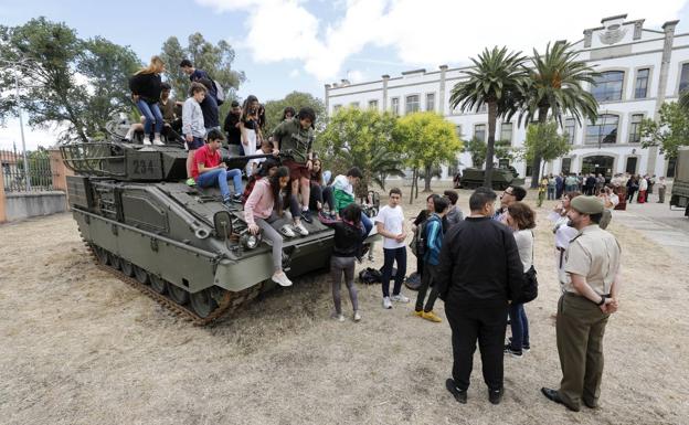 Exhibición de material militar y un homenaje a los Caídos en Cáceres por el Día de las Fuerzas Armadas