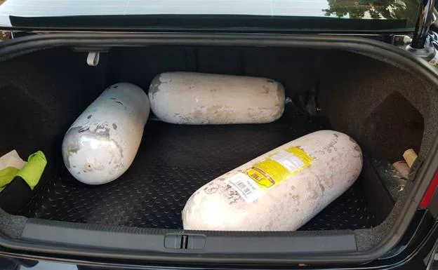 Piezas de carne congeladas dentro de un vehículo no refrigelado.