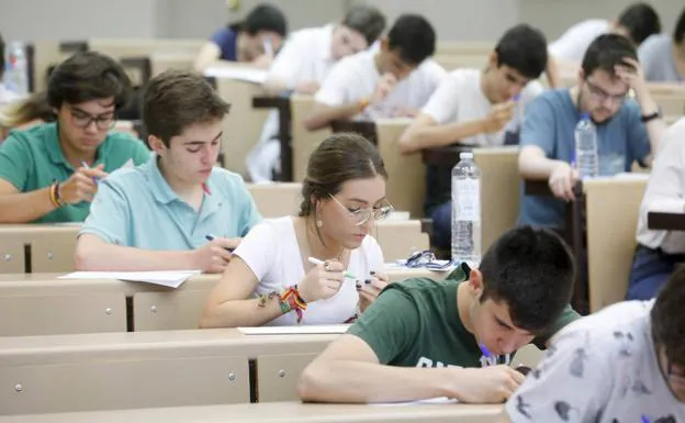 Estudiantes en la Facultad de Derecho de Cáceres haciendo el examen de Lengua de la selectividad. 