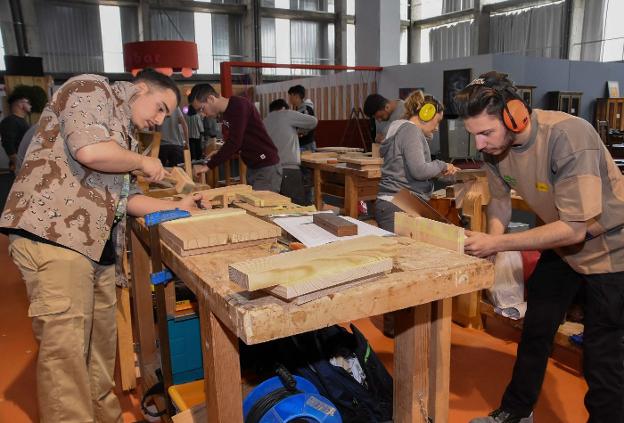 Estudiantes del ciclo de carpintería de Formación Profesional. :: HOY