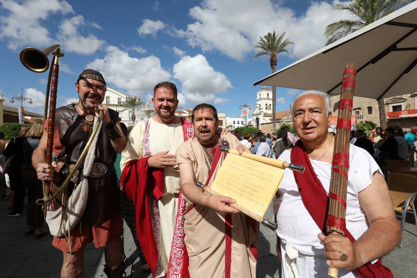 Recorrido infantil de los colegios de la ciudad ataviados de romanos con su estandarte. Plaza de España, Plaza de Santa Julia, Trajano, Concepción, San Francisco, Félix Valverde Lillo, Delgado Valencia, Santa Eulalia y Plaza de España, como motivo de la X Emerita Lvdica.