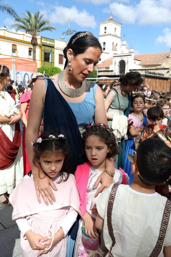 Recorrido infantil de los colegios de la ciudad ataviados de romanos con su estandarte. Plaza de España, Plaza de Santa Julia, Trajano, Concepción, San Francisco, Félix Valverde Lillo, Delgado Valencia, Santa Eulalia y Plaza de España, como motivo de la X Emerita Lvdica.
