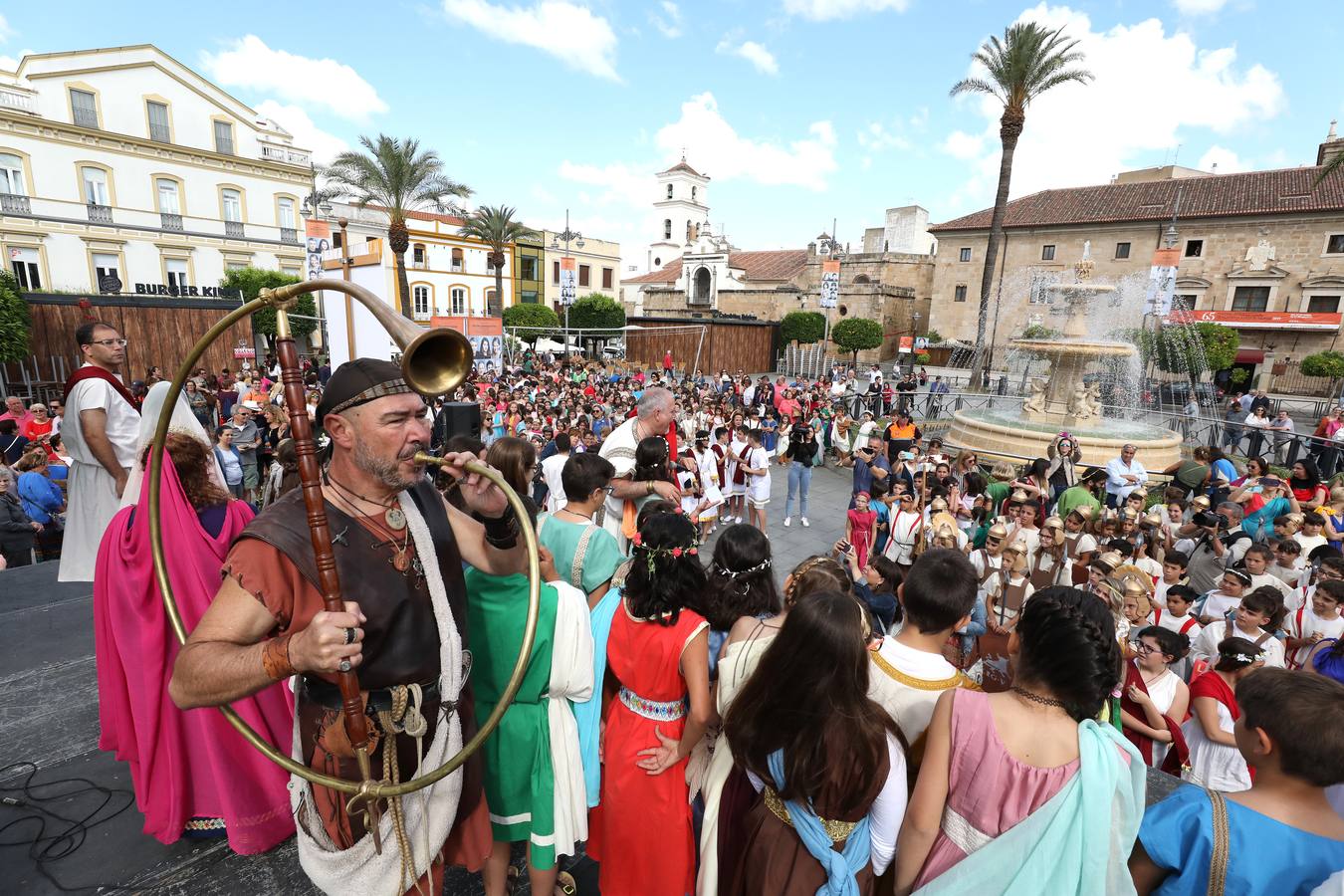 Recorrido infantil de los colegios de la ciudad ataviados de romanos con su estandarte. Plaza de España, Plaza de Santa Julia, Trajano, Concepción, San Francisco, Félix Valverde Lillo, Delgado Valencia, Santa Eulalia y Plaza de España, como motivo de la X Emerita Lvdica.