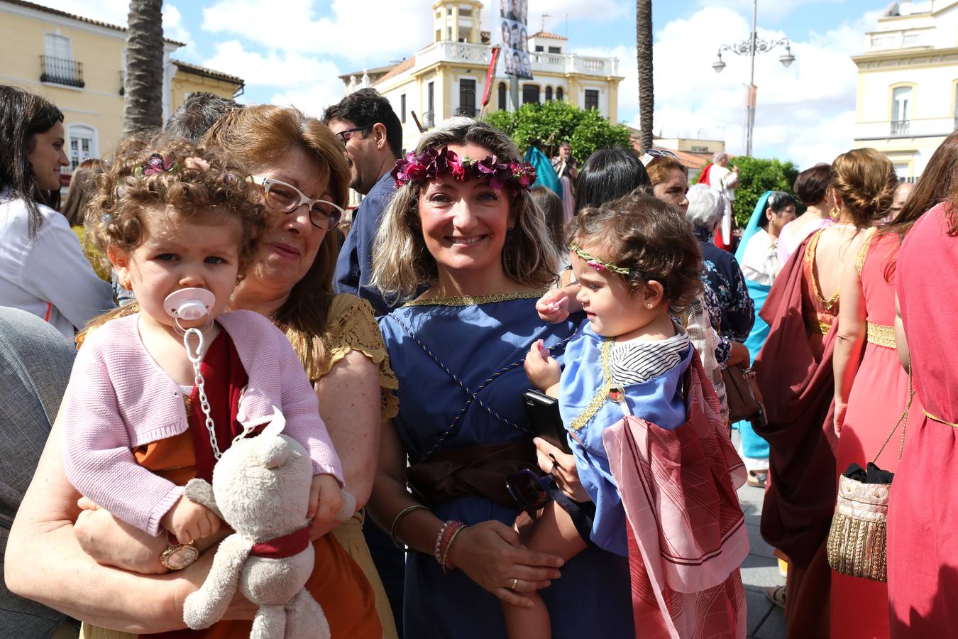 Recorrido infantil de los colegios de la ciudad ataviados de romanos con su estandarte. Plaza de España, Plaza de Santa Julia, Trajano, Concepción, San Francisco, Félix Valverde Lillo, Delgado Valencia, Santa Eulalia y Plaza de España, como motivo de la X Emerita Lvdica.