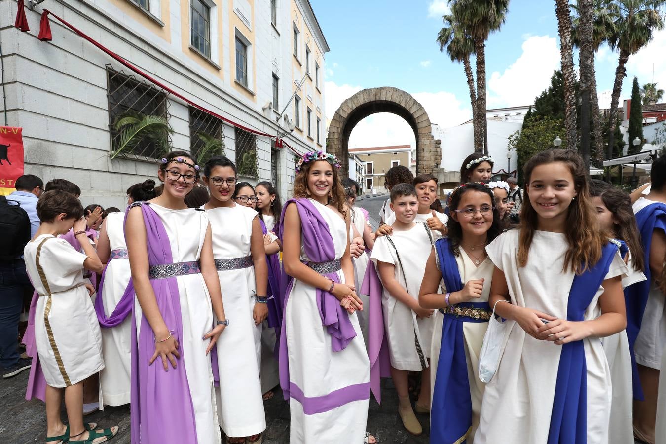 Recorrido infantil de los colegios de la ciudad ataviados de romanos con su estandarte. Plaza de España, Plaza de Santa Julia, Trajano, Concepción, San Francisco, Félix Valverde Lillo, Delgado Valencia, Santa Eulalia y Plaza de España, como motivo de la X Emerita Lvdica.