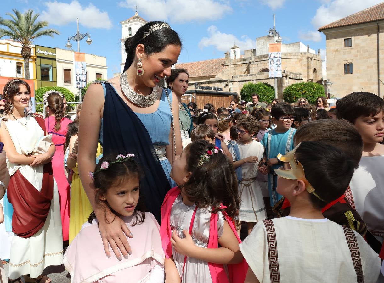 Recorrido infantil de los colegios de la ciudad ataviados de romanos con su estandarte. Plaza de España, Plaza de Santa Julia, Trajano, Concepción, San Francisco, Félix Valverde Lillo, Delgado Valencia, Santa Eulalia y Plaza de España, como motivo de la X Emerita Lvdica.