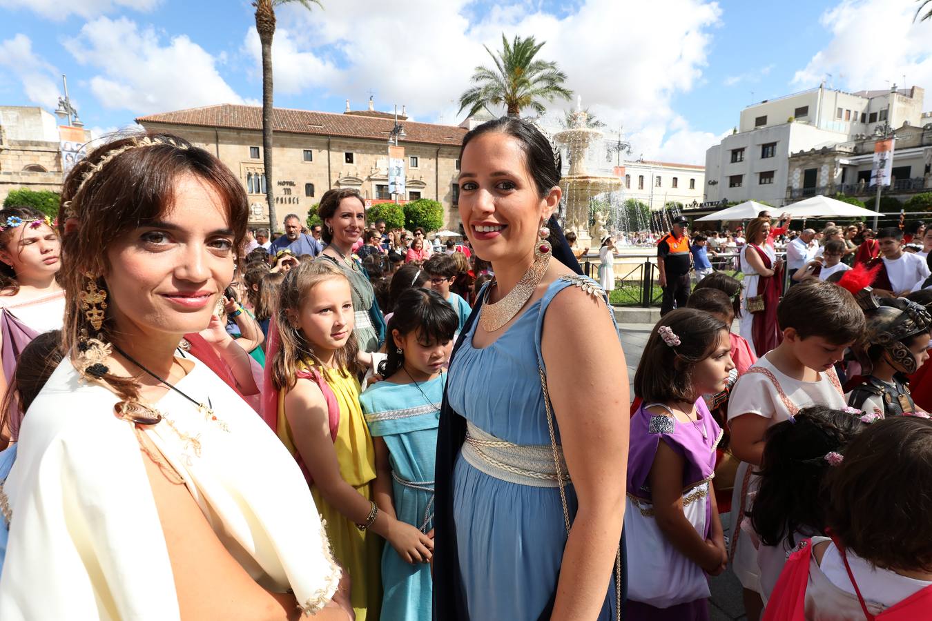 Recorrido infantil de los colegios de la ciudad ataviados de romanos con su estandarte. Plaza de España, Plaza de Santa Julia, Trajano, Concepción, San Francisco, Félix Valverde Lillo, Delgado Valencia, Santa Eulalia y Plaza de España, como motivo de la X Emerita Lvdica.