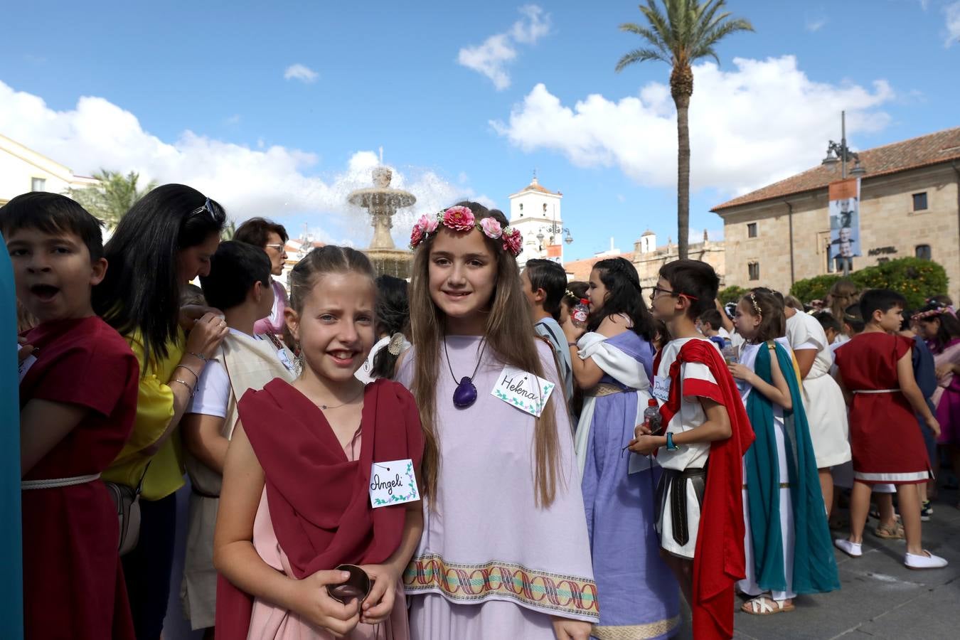 Recorrido infantil de los colegios de la ciudad ataviados de romanos con su estandarte. Plaza de España, Plaza de Santa Julia, Trajano, Concepción, San Francisco, Félix Valverde Lillo, Delgado Valencia, Santa Eulalia y Plaza de España, como motivo de la X Emerita Lvdica.