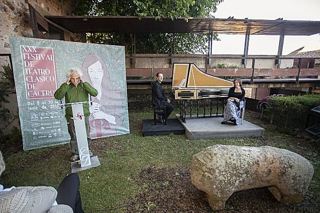 Rafael Álvarez 'El Brujo' ayer en la presentación del festival en los jardines del Museo de Cáceres. :: j. rey