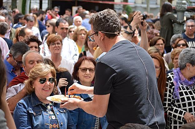 Degustación de tortilla, el año pasado en el parque. :: f. h.