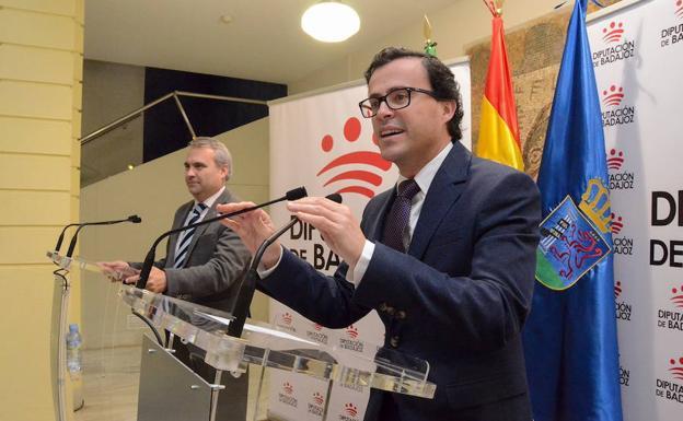 Miguel Ángel Gallardo, presidente de la Diputación, en primer término, y Fragoso, al fondo.