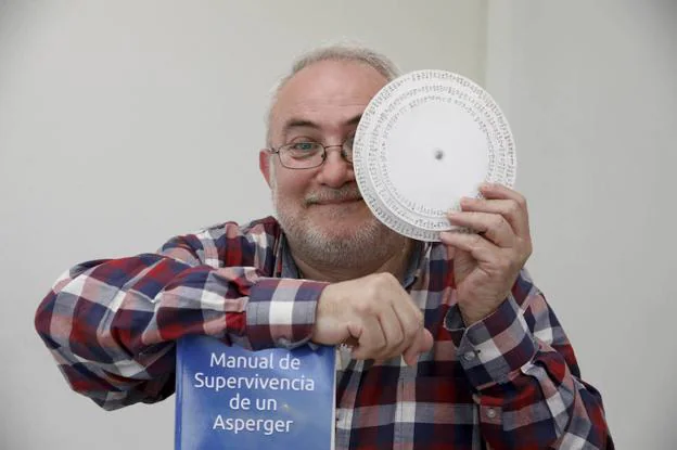 Con su libro y con 'Los discos de Violat', diseñados por él para ayudar a intentar descifrar el códice Voynich. :: lorenzo cordero