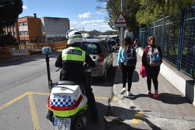 Agente de la Policía Local patrullando en Plasencia. :: hoy