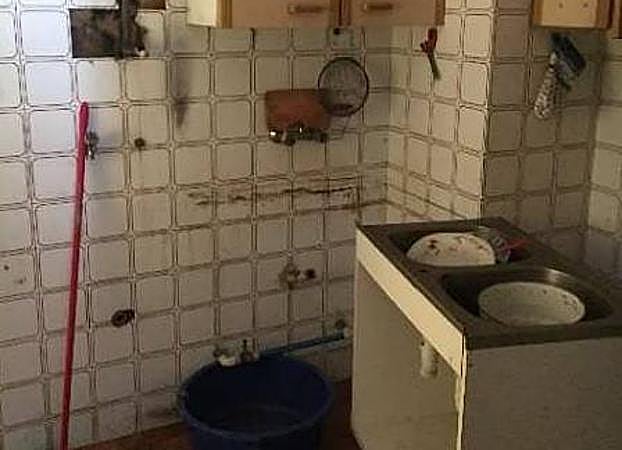 Estado en el que se encuentra una de las viviendas que se van a recuperar en el edificio. 