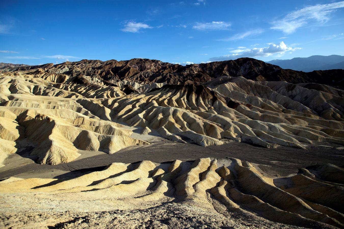 Imagen que muestra el paisaje erosionado y compuesto de sedimentos del lago Furnace Creek, que se secó hace 5 millones de años