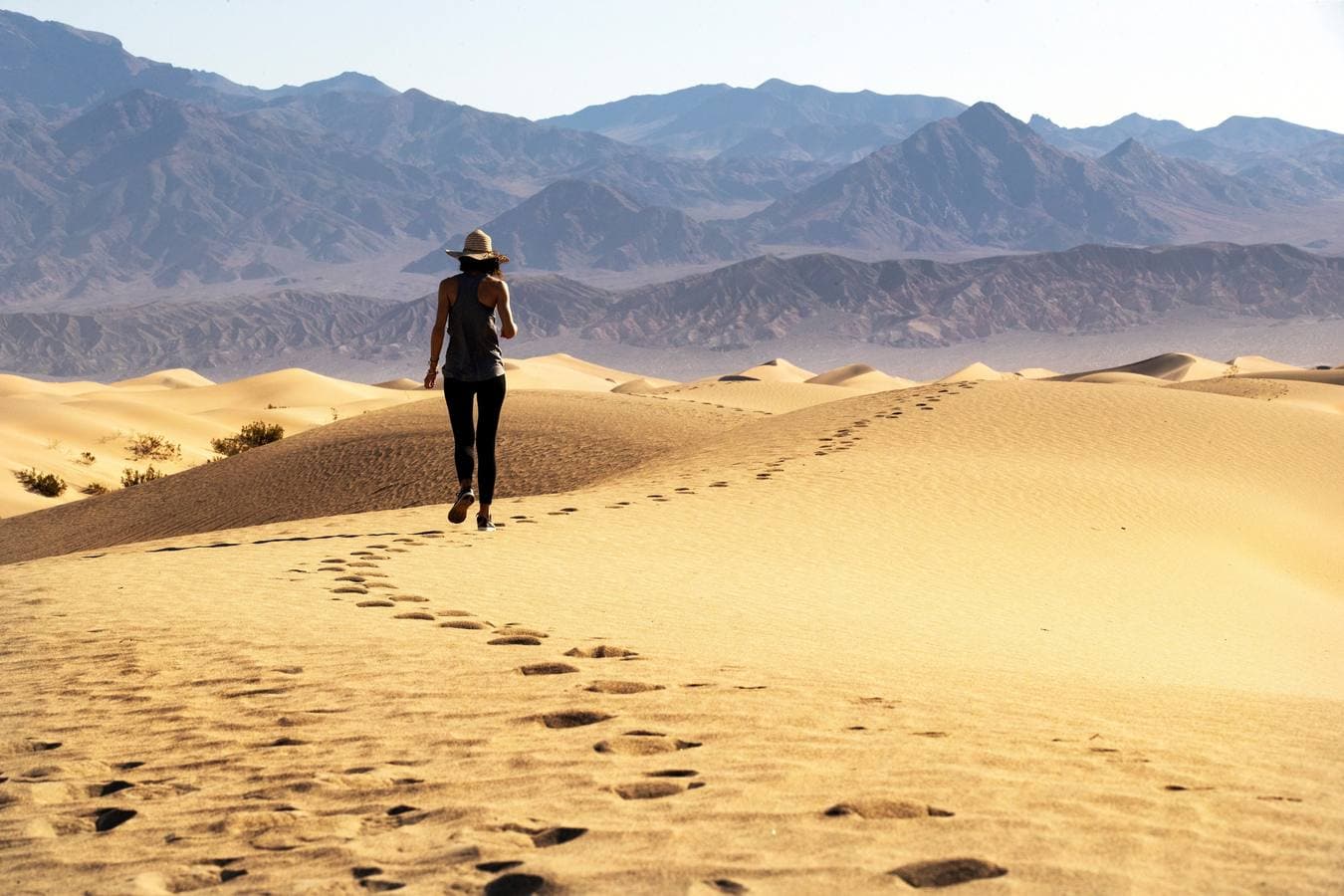 Una turista camina por las dunas de Mesquite, en el Valle de la Muerte, cercano a Furnace Creek