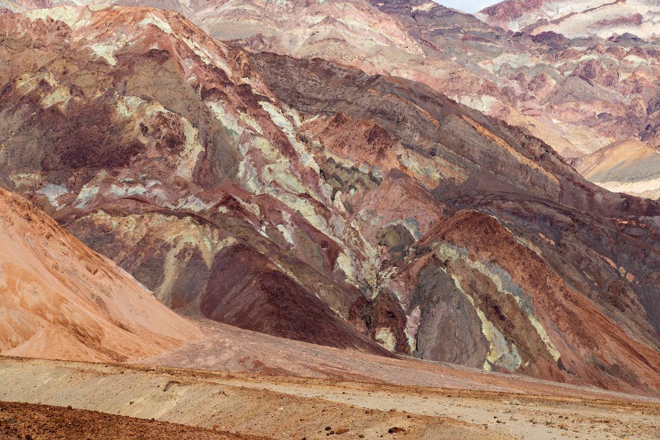 Imagen que muestra la Paleta del Pintor, con distintas tonalidades debido a los diversos depósitos minerales en el Valle de la Muerte