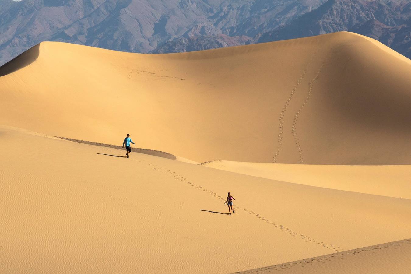 Dos turistas caminan por las dunas de Mesquite, en el Valle de la Muerte, cercano a Furnace Creek