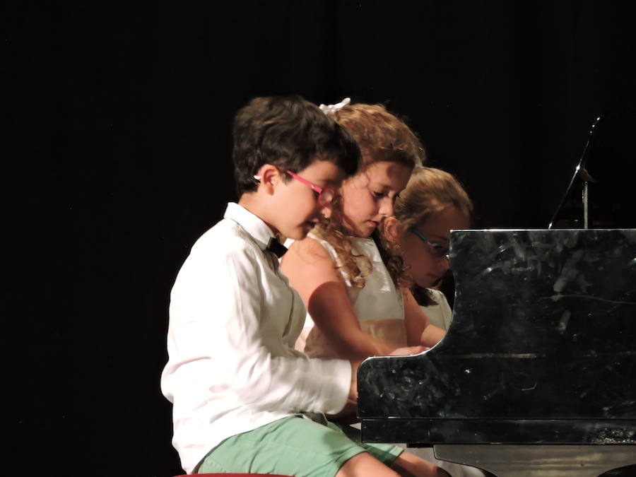 Fotos: 70 Fotos del concierto de fin de curso de la escuela de música de Fregenal