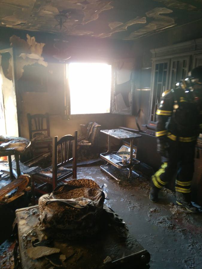 Fotos: Los bomberos rescatan a dos mujeres atrapadas por el fuego en una vivienda de Azuaga