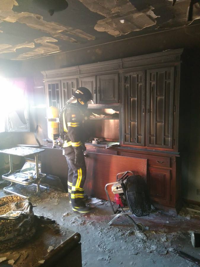 Fotos: Los bomberos rescatan a dos mujeres atrapadas por el fuego en una vivienda de Azuaga