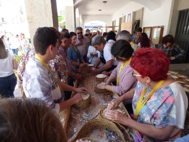 Los asistentes al taller elaboraron sus quesos a mano. :: f.v.