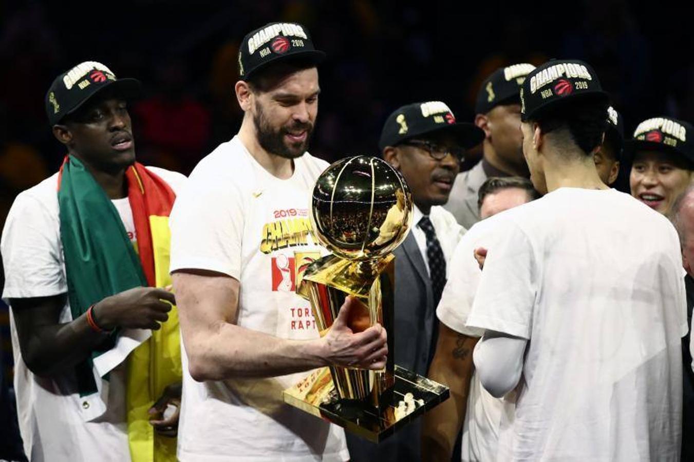 Marc Gasol sostiene el trofeo.