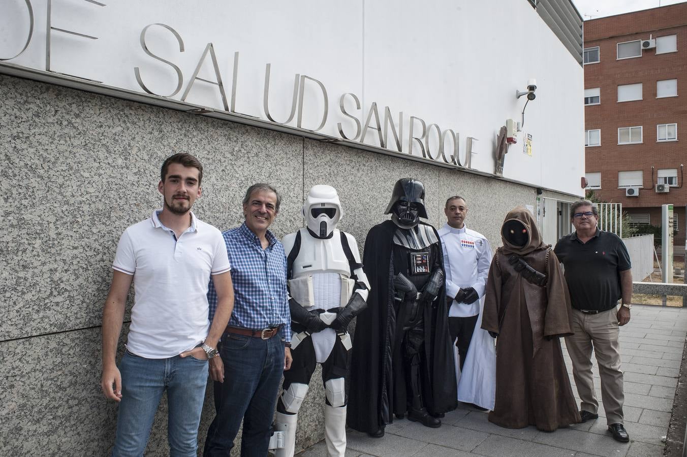 Poco se conoce en Badajoz la Legión 501. Acostumbran a moverse por el Hospital Universitario, el Materno o los centros de salud de la ciudad. Ayer se pasaron toda la tarde por el entorno del centro de salud de San Roque. Fotos, saludos o selfies callejeros para animar a los demás a pasarse por el vestíbulo del ambulatorio y donar sangre.