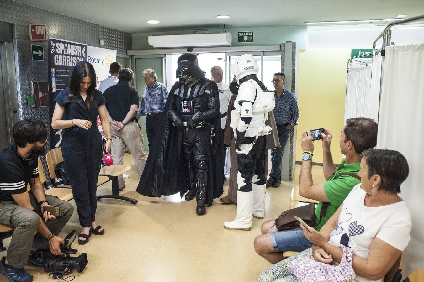 Poco se conoce en Badajoz la Legión 501. Acostumbran a moverse por el Hospital Universitario, el Materno o los centros de salud de la ciudad. Ayer se pasaron toda la tarde por el entorno del centro de salud de San Roque. Fotos, saludos o selfies callejeros para animar a los demás a pasarse por el vestíbulo del ambulatorio y donar sangre.