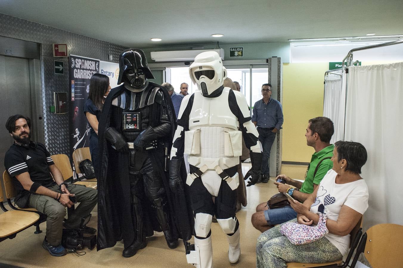 Poco se conoce en Badajoz la Legión 501. Acostumbran a moverse por el Hospital Universitario, el Materno o los centros de salud de la ciudad. Ayer se pasaron toda la tarde por el entorno del centro de salud de San Roque. Fotos, saludos o selfies callejeros para animar a los demás a pasarse por el vestíbulo del ambulatorio y donar sangre.