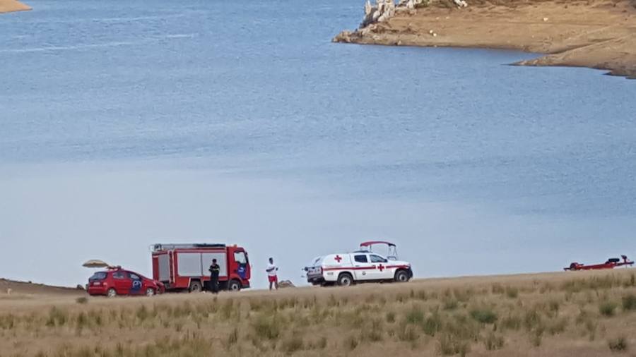 Los equipos de emergencia han rescatado a otras dos personas, que también habían caído desde una embarcación 