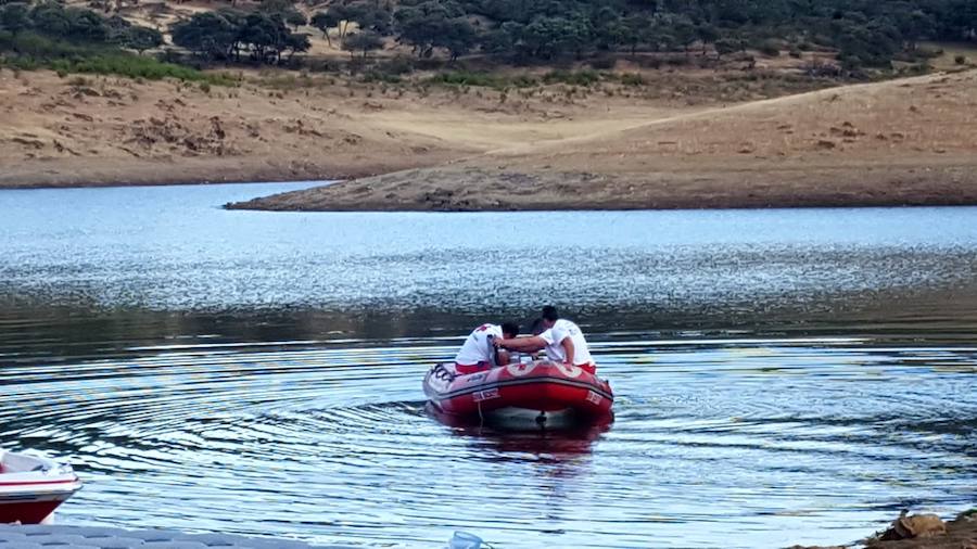 Los equipos de emergencia han rescatado a otras dos personas, que también habían caído desde una embarcación 