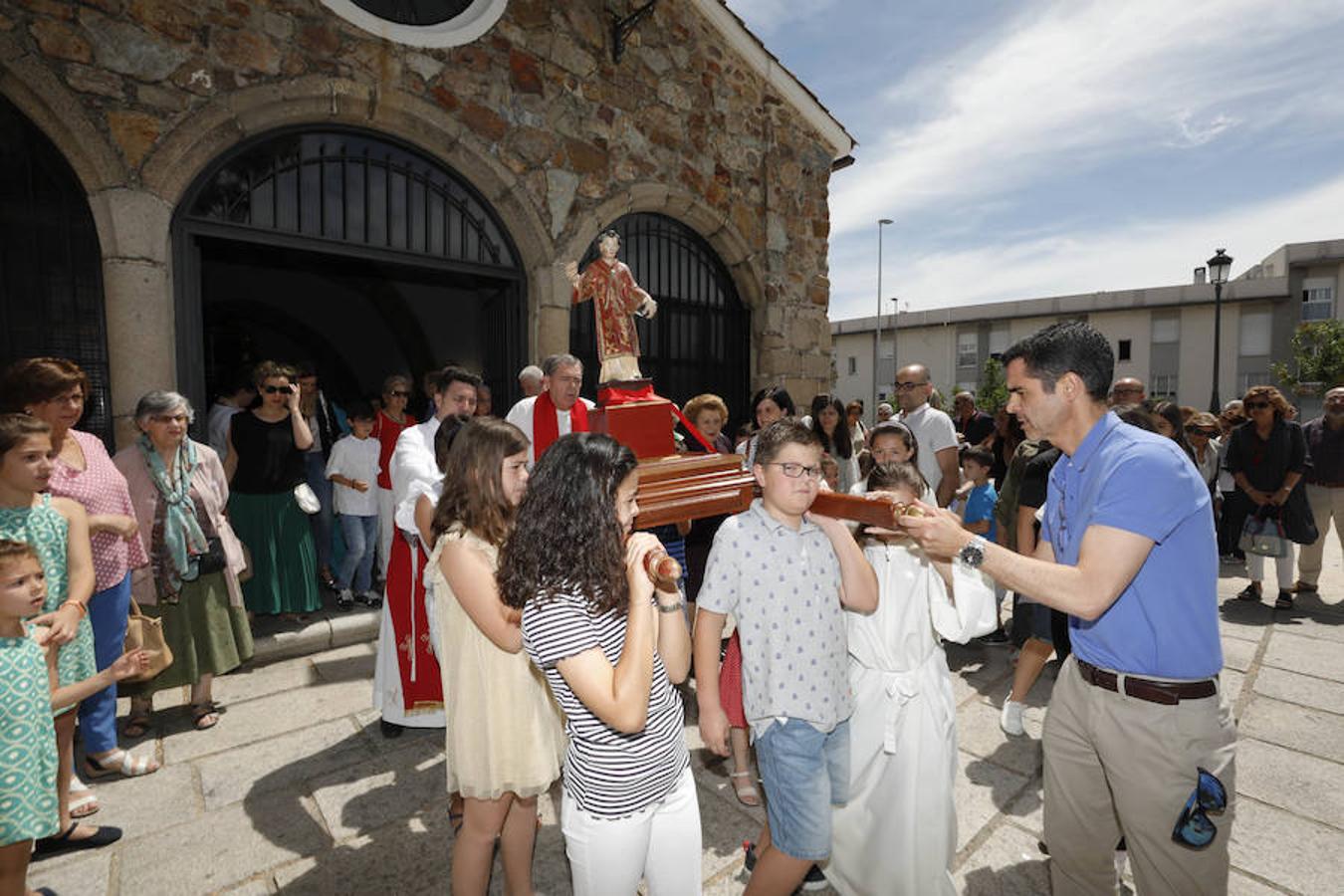 Fotos: Niños procesionan a San Vito mientras su ermita sigue en ruinas
