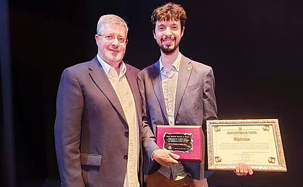 Sete Martín con el premio a mejor actor en compañía de su padre