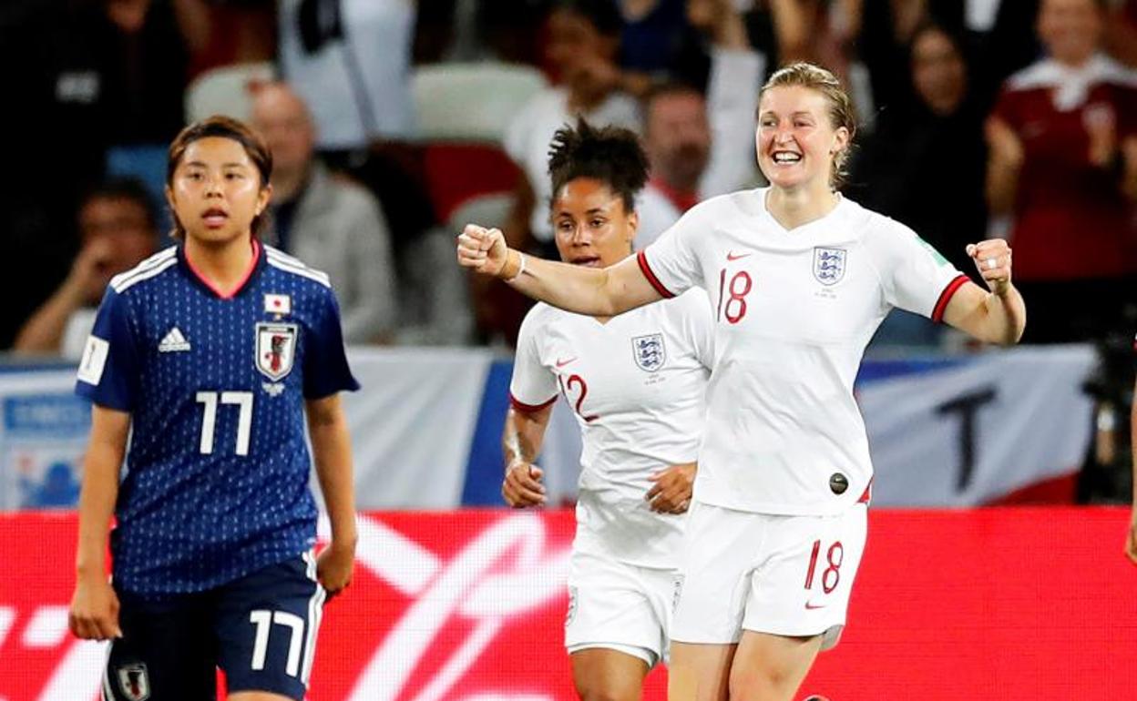 La inglesa Ellen White (d) celebra su gol a Japón.