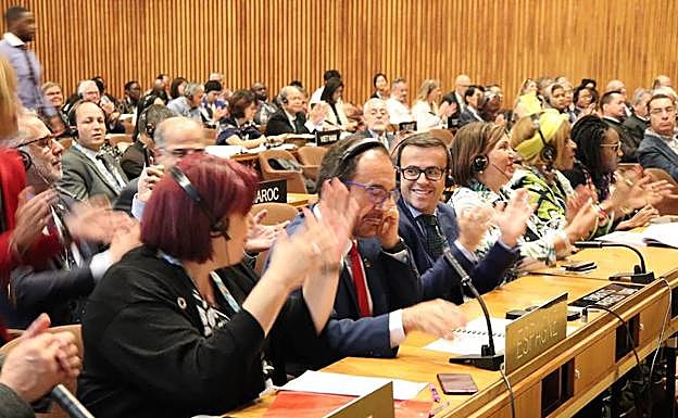 parte de la delegación extremeña desplazada a París aplauden tras escuchar que La Siberia era nombrada como Reserva de la Biosfera 