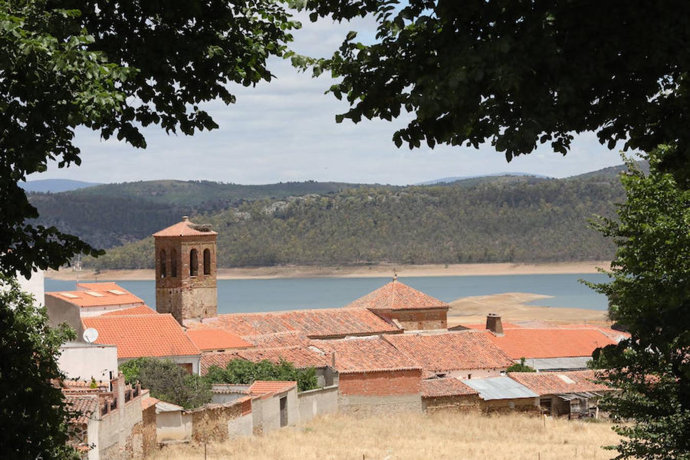 Once pueblos pacenses componen un territorio que goza de una gran variedad de hábitats, que sirven para dar cobijo a diferentes especies de flora y fauna