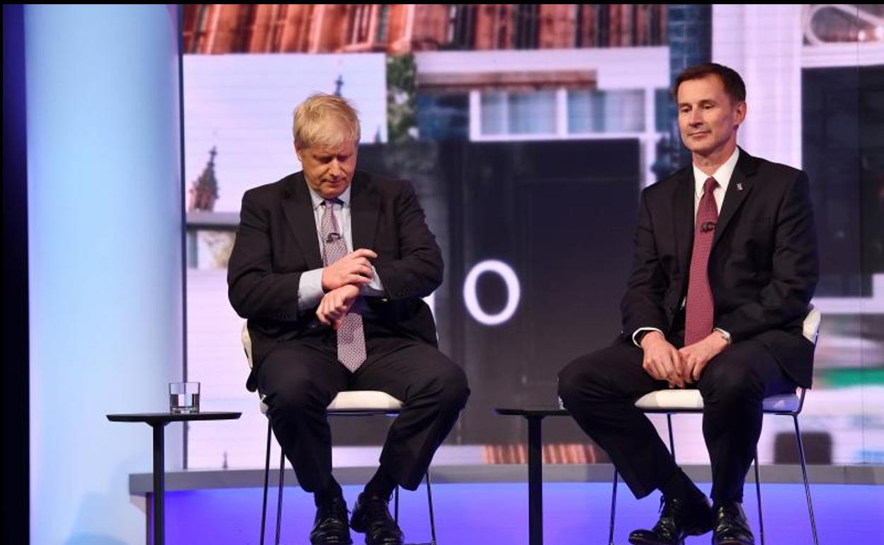 Boris Johnson (i) y Jeremy Hunt, en un debate televisivo.