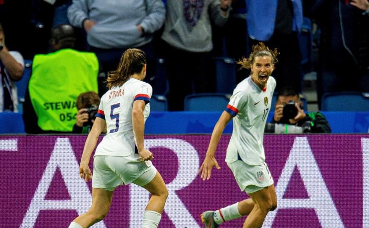 Tobin Heath celebra su tanto con una compañera. 