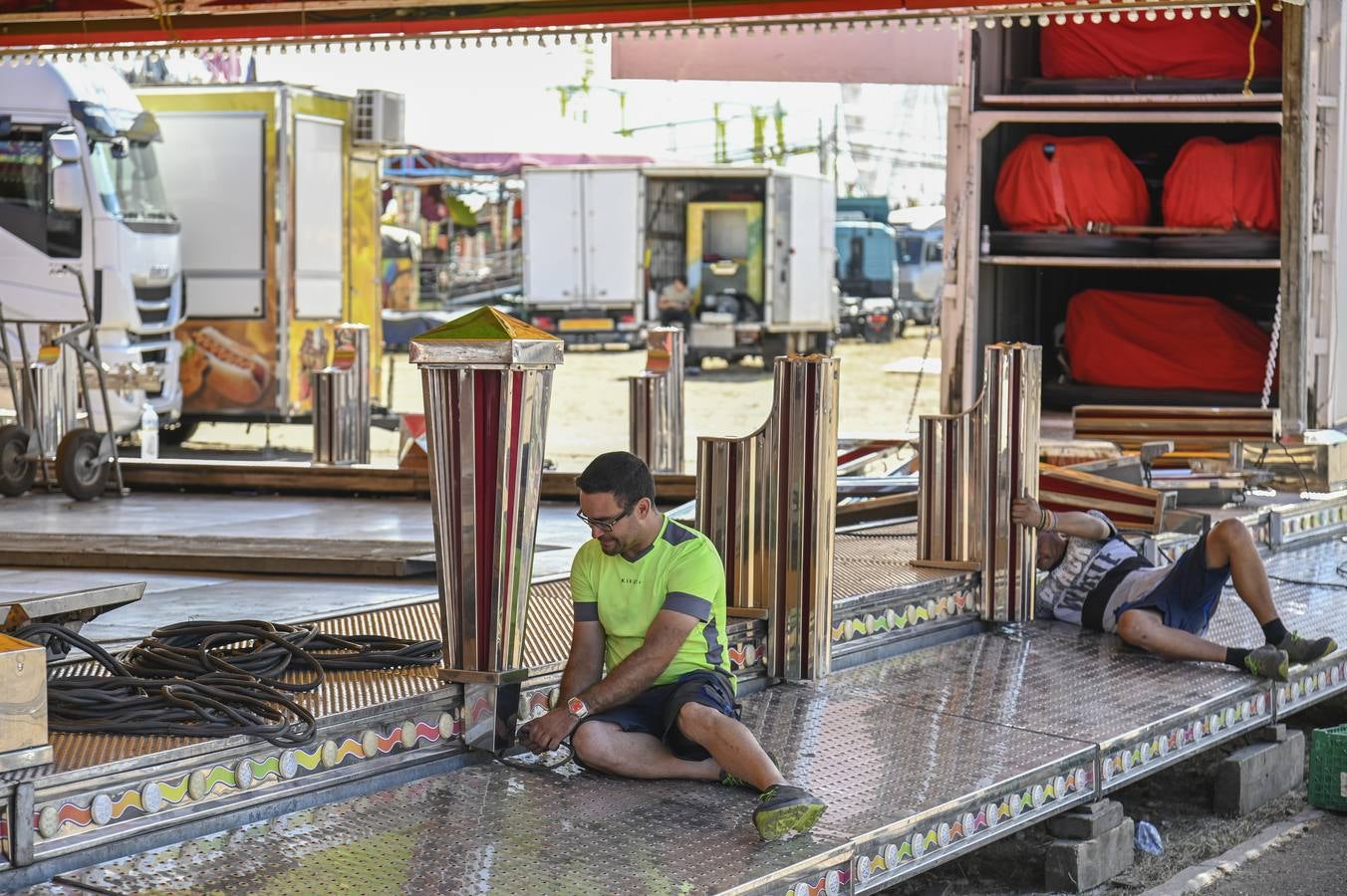 A pocas horas de que comience oficialmente la feria de San Juan, en el real ya está todo listo y los feriantes dan los últimos retoques para que cacharritos, casetas y tómbolas funcionen a pleno rendimiento durante los próximos nueve días. Badajoz desde esta noche vivirá en Caya. A las 22.30 horas, las 26.000 bombillas colocadas en la portada del ferial se iluminarán seguidas de tres minutos de fuegos artificiales para dar la bienvenida a la feria. Este año, la gente volverá a entrar al real por la réplica de Puerta Palma, estrenada en 2018.