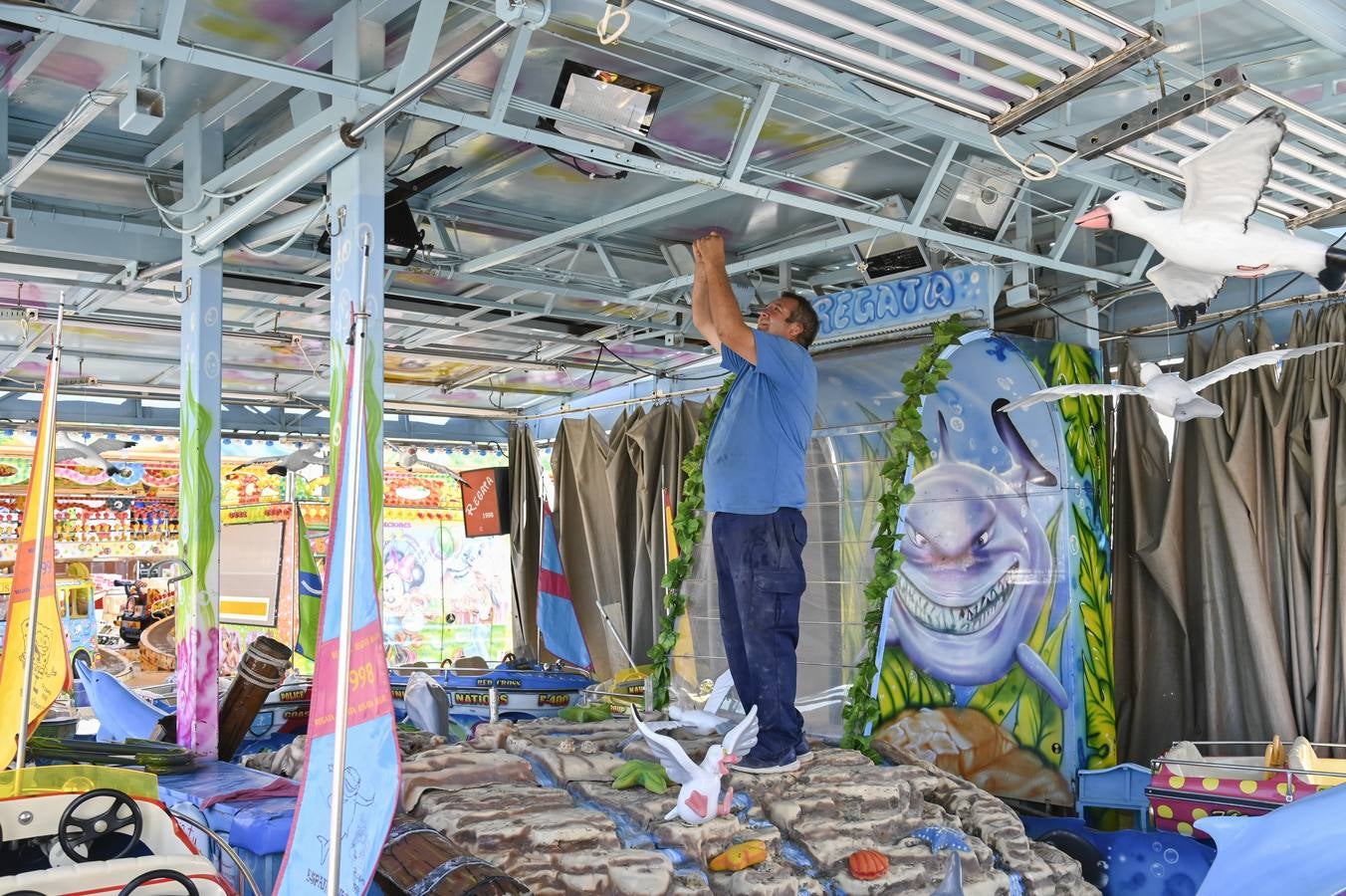 A pocas horas de que comience oficialmente la feria de San Juan, en el real ya está todo listo y los feriantes dan los últimos retoques para que cacharritos, casetas y tómbolas funcionen a pleno rendimiento durante los próximos nueve días. Badajoz desde esta noche vivirá en Caya. A las 22.30 horas, las 26.000 bombillas colocadas en la portada del ferial se iluminarán seguidas de tres minutos de fuegos artificiales para dar la bienvenida a la feria. Este año, la gente volverá a entrar al real por la réplica de Puerta Palma, estrenada en 2018.