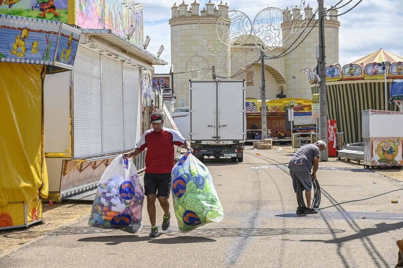 A pocas horas de que comience oficialmente la feria de San Juan, en el real ya está todo listo y los feriantes dan los últimos retoques para que cacharritos, casetas y tómbolas funcionen a pleno rendimiento durante los próximos nueve días. Badajoz desde esta noche vivirá en Caya. A las 22.30 horas, las 26.000 bombillas colocadas en la portada del ferial se iluminarán seguidas de tres minutos de fuegos artificiales para dar la bienvenida a la feria. Este año, la gente volverá a entrar al real por la réplica de Puerta Palma, estrenada en 2018.