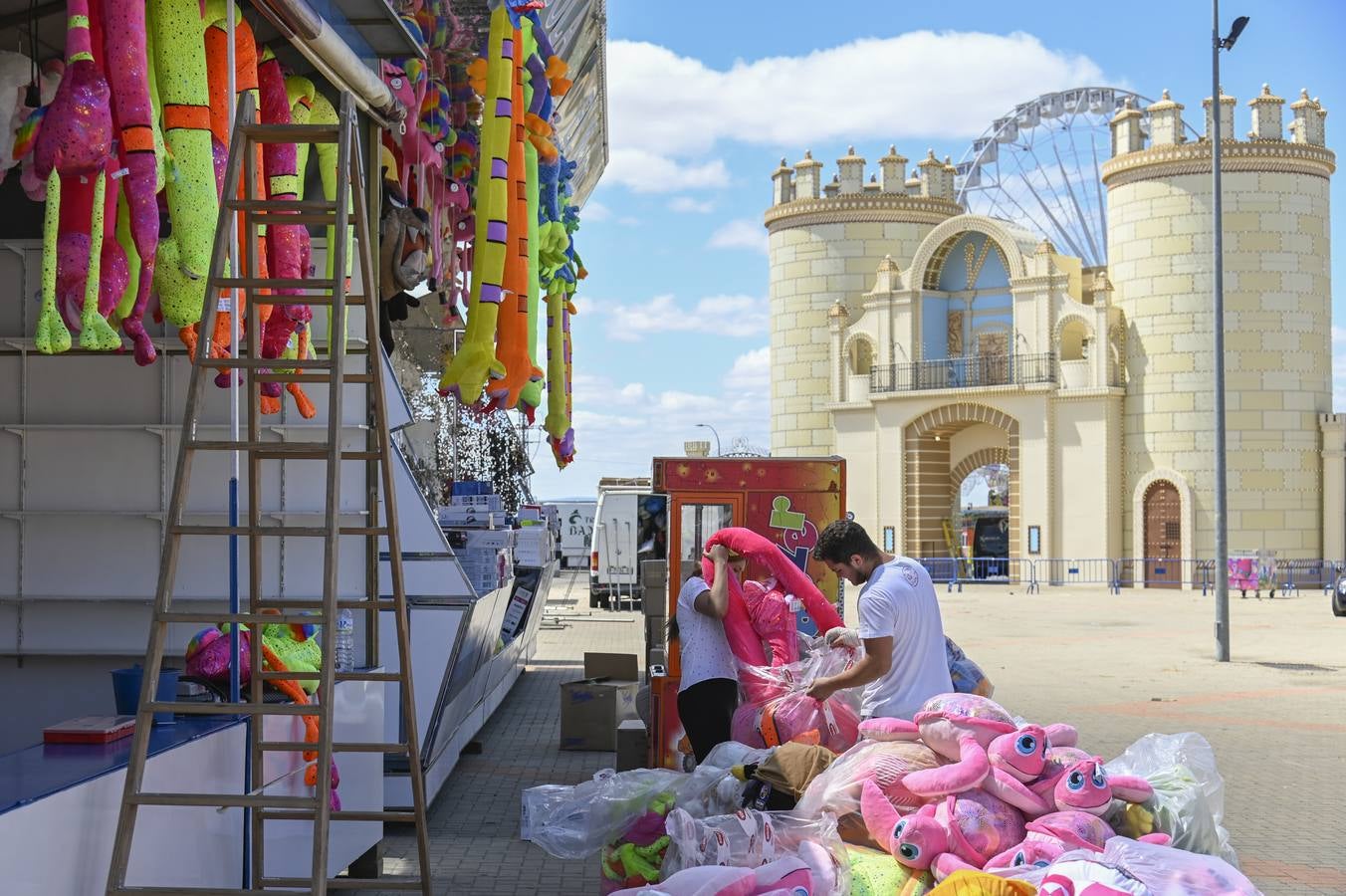 A pocas horas de que comience oficialmente la feria de San Juan, en el real ya está todo listo y los feriantes dan los últimos retoques para que cacharritos, casetas y tómbolas funcionen a pleno rendimiento durante los próximos nueve días. Badajoz desde esta noche vivirá en Caya. A las 22.30 horas, las 26.000 bombillas colocadas en la portada del ferial se iluminarán seguidas de tres minutos de fuegos artificiales para dar la bienvenida a la feria. Este año, la gente volverá a entrar al real por la réplica de Puerta Palma, estrenada en 2018.