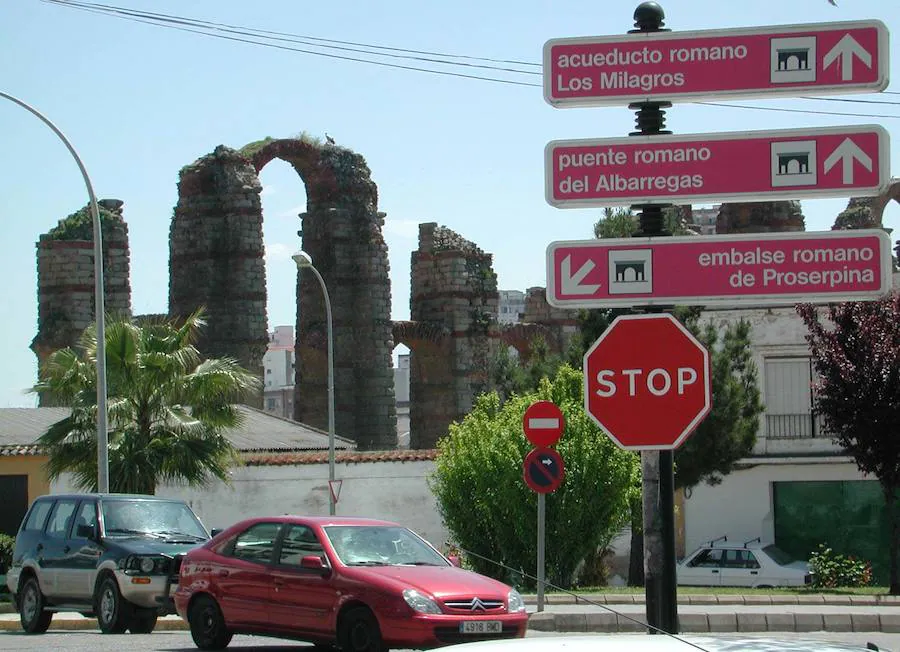 Imagen de archivo de señales turísticas en Mérida:: HOY