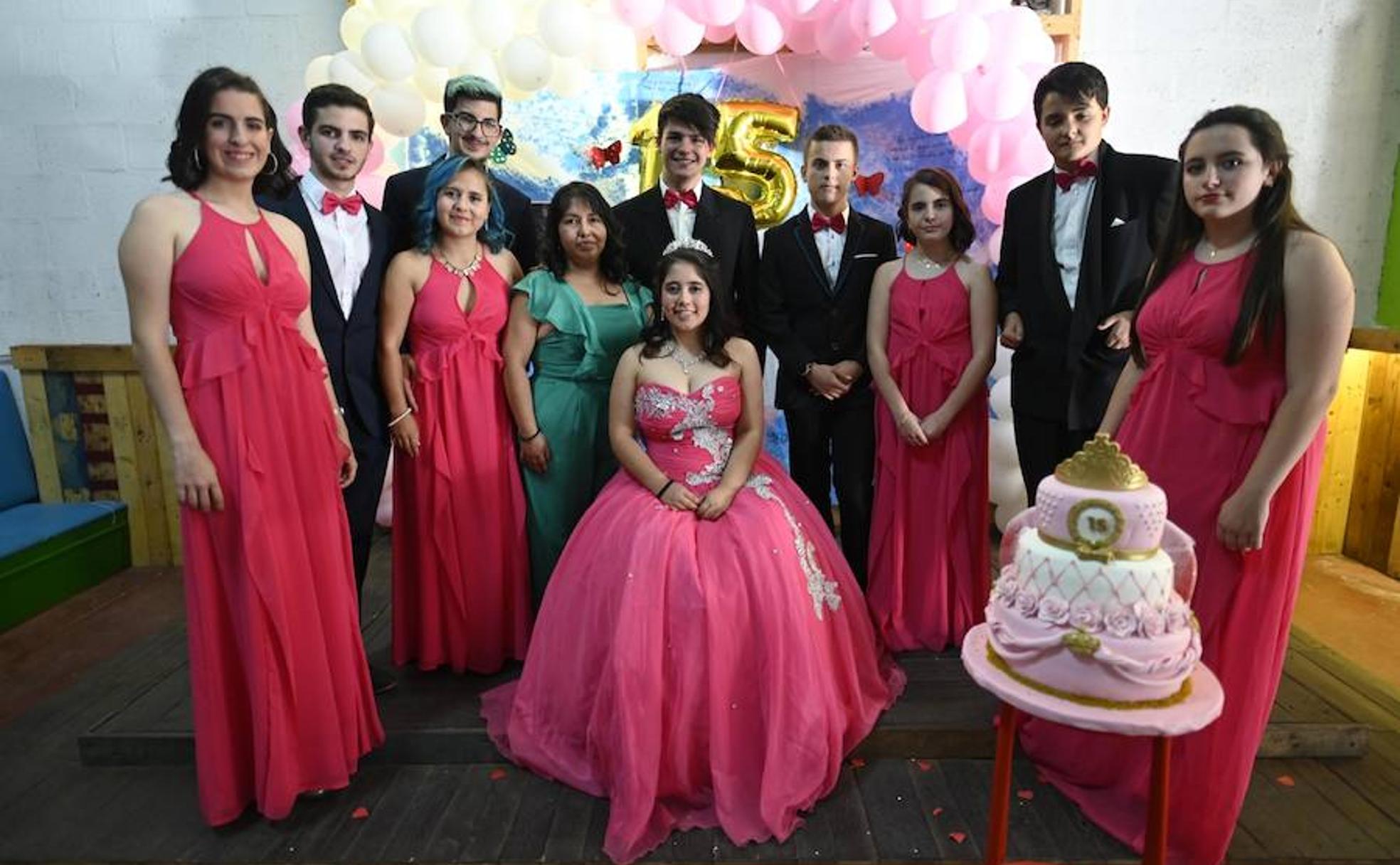 Rosa posa junto a su hija Beatriz y a varios de los invitados a la fiesta rosada.