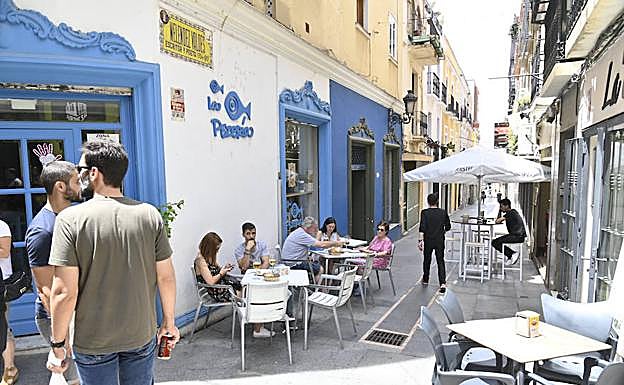 Esquina de Meléndez Valdés, en el Casco Antiguo, ayer a mediodía:: ARNELAS