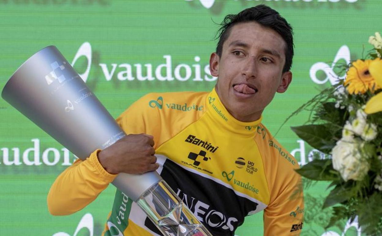 Egan Bernal celebra la victoria final en la Vuelta a Suiza.